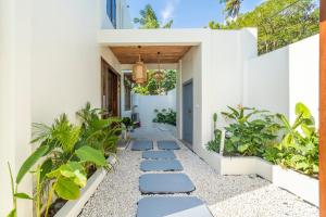 a courtyard with plants and a walkway at Noa Villa Gili Air in Gili Islands +83 photos