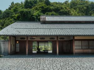 an old building with a tile roof on top of it at Sanyo-so in Izunokuni