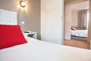 Postel nebo postele na pokoji v ubytování Hôtel Radio - Teritoria