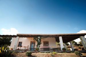 Casa con porche y mesa de picnic en Agricamping Su Nuragheddu, en Dorgali