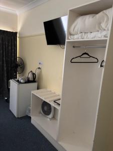 a room with a bunk bed and a microwave at Bendemeer Hotel in Bendemeer