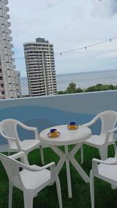 - Balcón con mesa blanca y sillas en Room with the Oh Wow! View & Roof Top, en Panamá