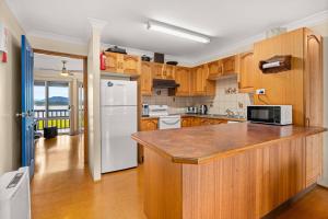 Η κουζίνα ή μικρή κουζίνα στο OP Chill Estate - Pet friendly & Waterfront Home - Sleeps 15!