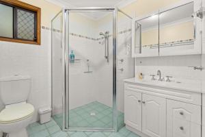 Ένα μπάνιο στο OP Chill Estate - Pet friendly & Waterfront Home - Sleeps 15! +17 φωτογραφίες