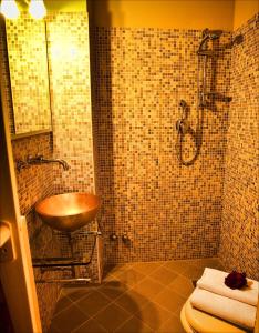 聖薩維諾山的住宿－蒙特酒店，一间带水槽和淋浴的浴室