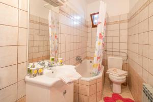 Koupelna v ubytování Apartments & Rooms Iva + 37 fotografií