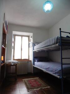a room with two bunk beds and a window at Casa Vacanza San Piero in San Piero in Campo