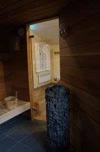 a small room with a window and a trash can at B&B Oesterhoeve in Ostend