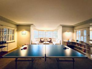 Cozy Beachside 5BR Home with Pool & Rumpus & King beds في ملبورن: غرفة معيشة فيها طاولة بينج بونغ