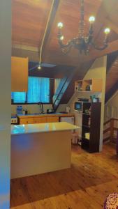 una cucina con piano di lavoro bianco in una camera di MIRZ Accomodation a Pacific Harbour