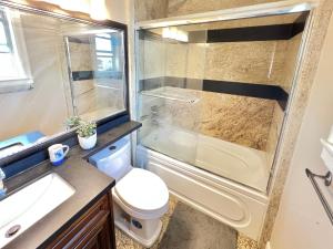 Un baño con ducha, inodoro y lavabo. en Cozy stay in Cental Vancouver, en Vancouver