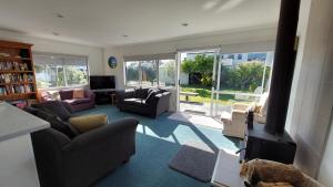 Χώρος καθιστικού στο Silver Sands - Cooks Beach Holiday Home
