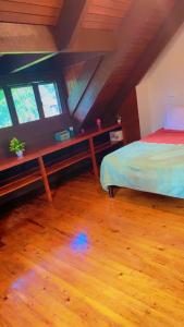 una camera da letto con un letto e un pavimento in legno di MIRZ Accomodation a Pacific Harbour