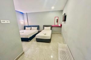 Postel nebo postele na pokoji v ubytování Hotel Dlima Inn Bukit Bintang