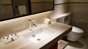 太原市にある太原中环亚旅酒店の洗面台とトイレ付きのバスルーム +20枚の写真