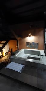 Camera con vasca da bagno al centro della stanza di MOROOKA - chalés com jacuzzi ad Alter do Chão