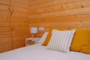 Postel nebo postele na pokoji v ubytování Cabañas de Allariz - Cabaña 4