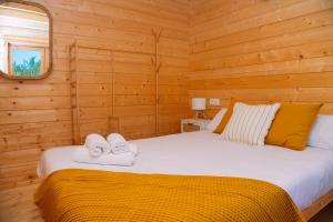 Postel nebo postele na pokoji v ubytování Cabañas de Allariz - Cabaña 4