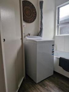 een wasmachine in een kamer met een raam bij Harbour Views in Taupo