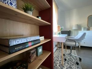 ein Büro mit Schreibtisch, Stuhl und Büchern in der Unterkunft LF Guesthouse in Nanaimo