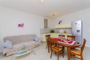 Kuchyň nebo kuchyňský kout v ubytování Apartments Marina