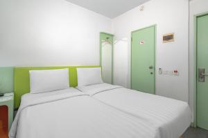 Postel nebo postele na pokoji v ubytování Swift Inn Aeropolis Airport