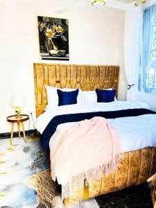 une chambre avec un grand lit avec des oreillers bleus dans l'établissement Heart of the City Private Room with Amazing Views, Fast WiFi ,AC and walkable, à Dar es Salaam