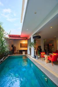 Piscina de la sau aproape de Rainbow Runner Villa by Great Bali Villas