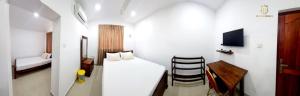 a bedroom with a bed and a desk and a chair at Urban Breeze in Kundasale