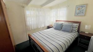 Ένα ή περισσότερα κρεβάτια σε δωμάτιο στο The Beach Holiday House +11 φωτογραφίες