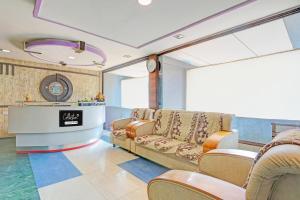 una sala de espera con sofá y sillas en una habitación en Collection O Kurnool Formerly Sai Priyanka Inn, en Kurnool
