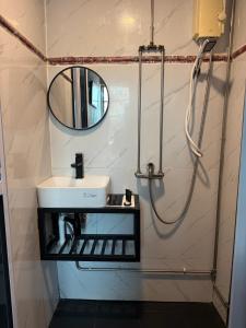 Ένα μπάνιο στο HOTEL JJH Aliwal +43 φωτογραφίες
