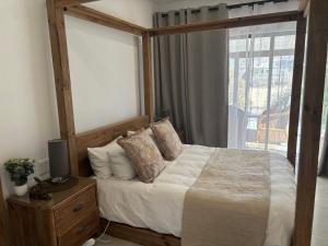 Postel nebo postele na pokoji v ubytování 105 Clarens Golf Villa