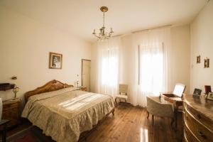 TrichianaにあるVilla Piloni Carfagnoiのベッドルーム1室(ベッド1台、デスク、窓付)