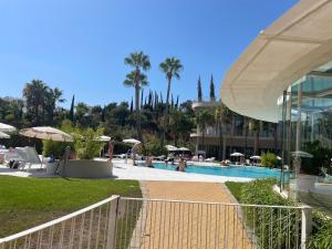 a resort with a swimming pool and palm trees at Higuerón 5821 in Málaga