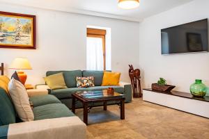a living room with a couch and a table at Quercus in Navaluenga