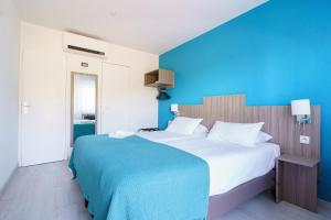 Postel nebo postele na pokoji v ubytování Brit Hotel Confort Manosque Cadarache + 102 fotografií