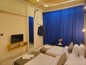 Televisyen dan/atau pusat hiburan di Eynn Aparthotels - Service Apartments x Gulistan-e-Johar Block 16
