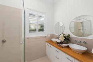 baño con 2 lavabos y ducha con espejos en Parkside Haven, en Toowoomba 15 fotos más