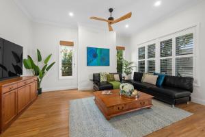 Una sala de estar con un sofá y una mesa de café. en Parkside Haven, en Toowoomba