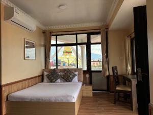 Ένα ή περισσότερα κρεβάτια σε δωμάτιο στο Boudha Mandala Hotel