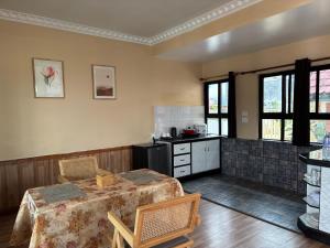 Η κουζίνα ή μικρή κουζίνα στο Boudha Mandala Hotel