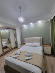 Un dormitorio con una cama con dos toallas encima. en Tatulis house white bridge, en Kutaisi