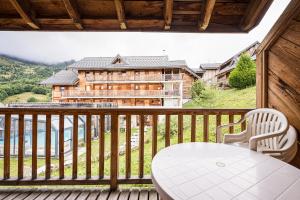 サン・フランソワ・ロンシャンにあるVg83 Chalet 6 ou 8 Couchagesの建物の景色を望むバルコニー(テーブル付)