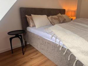 ein Bett in einem Zimmer mit einem Nachttisch in der Unterkunft theroof in Bremm