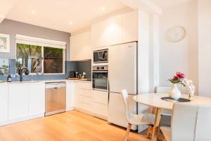 Gallery image of Ocean Views 2-Bed Apartment Minutes from Beach in Collaroy