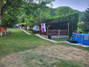 Galeriebild der Unterkunft Kamp prikolica četvorokrevetna in Crnča