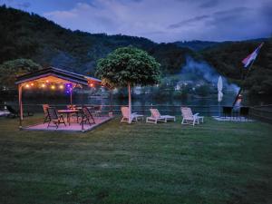 Galeriebild der Unterkunft Kamp prikolica četvorokrevetna in Crnča