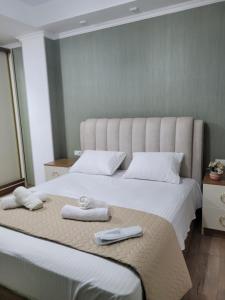 Una habitación de hotel con dos camas con toallas. en Tatulis house white bridge, en Kutaisi