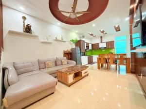 ein Wohnzimmer mit Couch und Tisch in der Unterkunft Thiên Kim Homestay in Vũng Tàu